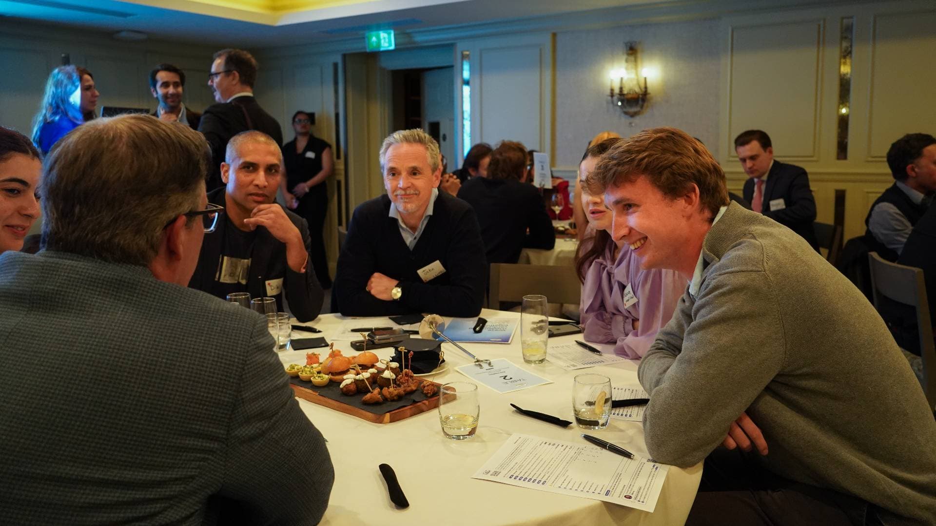 Roundtable discussion at the AI Founder Pitch & Roundtable Night